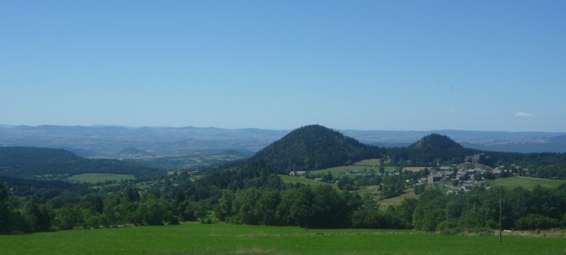 Vu des sucs du Mourier et Achon en montant le massif du Meygal et au loin la chaine des puys