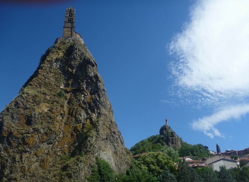 Le Puy en velay et sa trilogie : Eglise de .., la vierge et la cathedrale sous l'oeil bienveillant d el'esprit saint qui habite le nuage