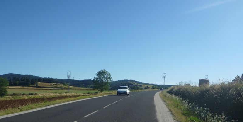 Passé le Puy en route vers les monts du Deves sur la départemantale assez pénible sans surlageur malgré la place