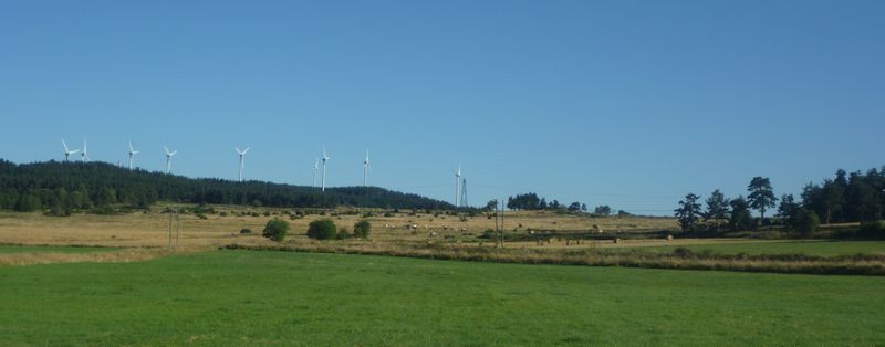 Les monts du deves forment une ligne continue en allent du Puy a saugues, ses crets sont propices aux vents et aux eoliennes