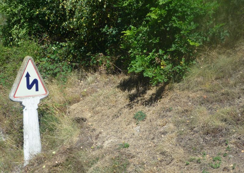 Les routes de la lozere sont assez tortueuses, comme l'indique cette balise des années 1950