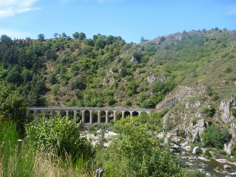 Viaduc de .. dans les gorges de l'allier