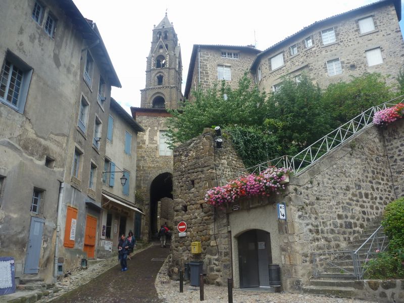 La montée à la cathédrale du Puy en Velay est pavée de bonnes intentions..