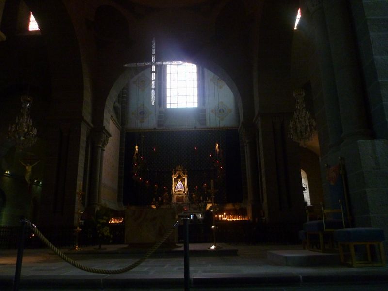 Sérénité à l'intérieur du coeur de la cathédrale du Puy en Velay en 2010