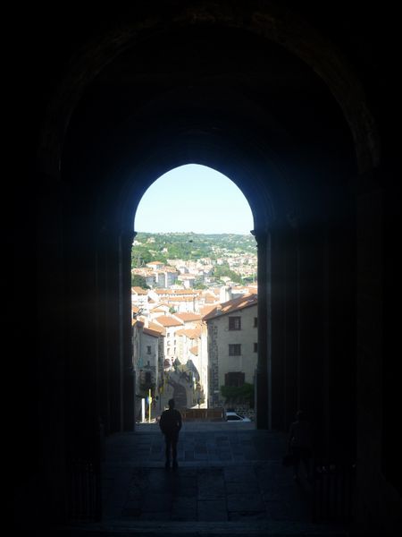 Fenêtre sur le monde , depuis la cathédrale du sacré coeur du Puy en Velay en 2010