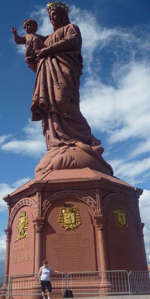 La statue de la Vierge du Puy en Velay en 2010 et de la grand mère : Vierge et grand'mère ?