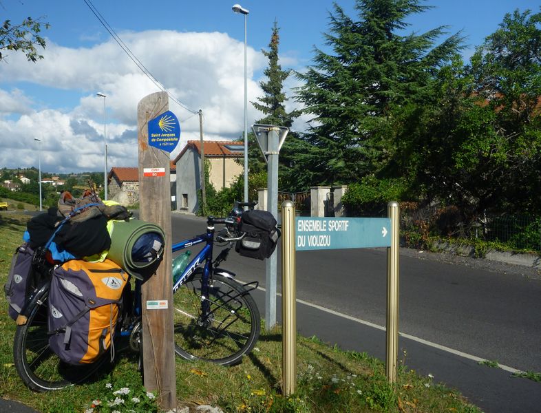 Le chemin de compostelle à la sortie de Puy après une belle suée dans la ville