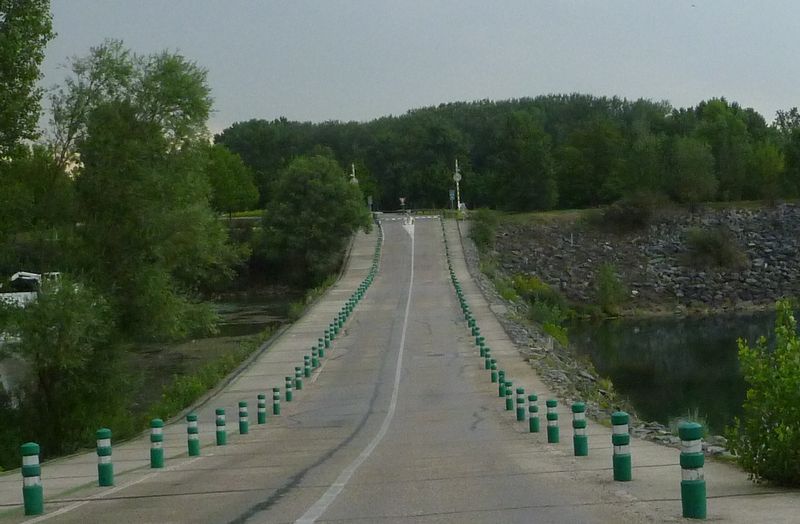 Le Gué a Jonage marque le début de la piste cyclable vers Lyon, la fameuse Via Rhona