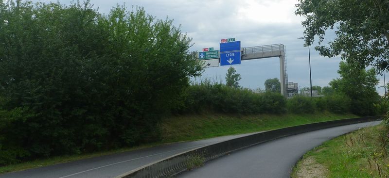 La piste cyclable de vaulx en velin vers lyon refaite a neuf en 2010