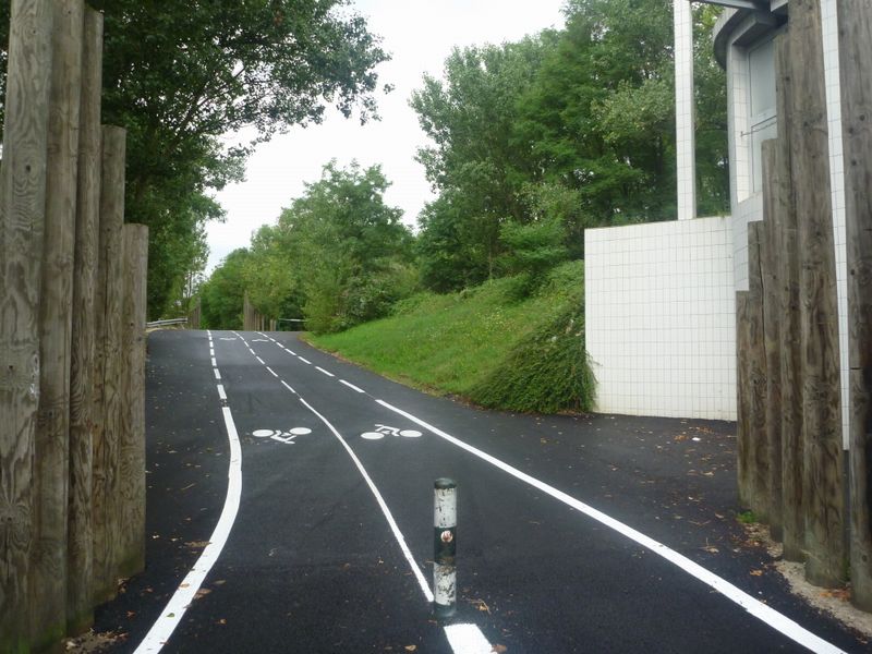 Piste cyclable Vaulx en velin lyon le long du peripherique, refaite a neuf en 2010