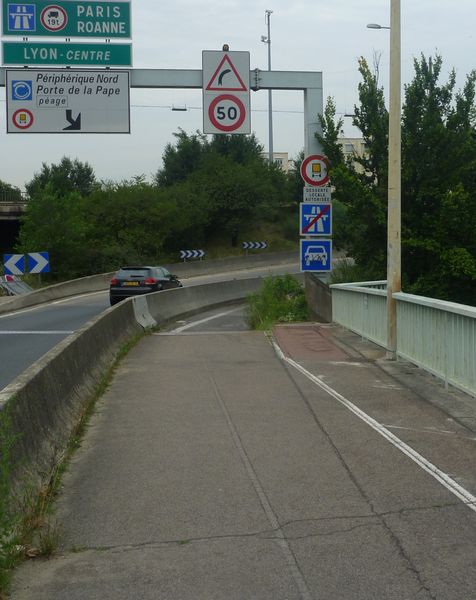 Piste cyclable Jonage Vaulx en velin Lyon en tangeant le peripherique nord de lyon