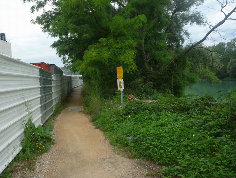 ce n'est pas large mais ca passe bien en 2010 sur la via rhona a lyon du côté de villeurbanne