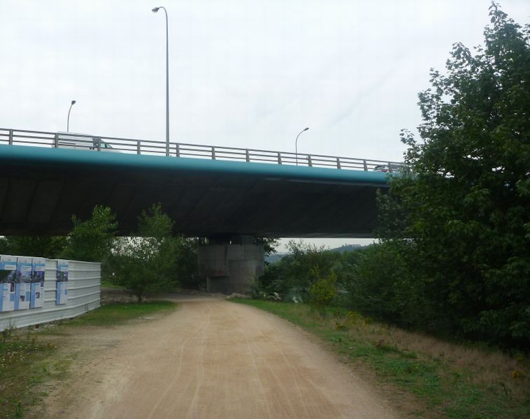 Premier pont sur le rhone , au nord de Lyon, la via rhona s'elargit vers le zentrum