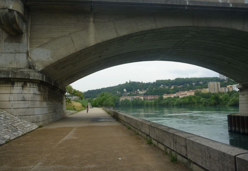 Ouf Lyon vu de la via rhôna et le paradoxe c'est que l'on nous parle de la via rhôna sauf à Lyon