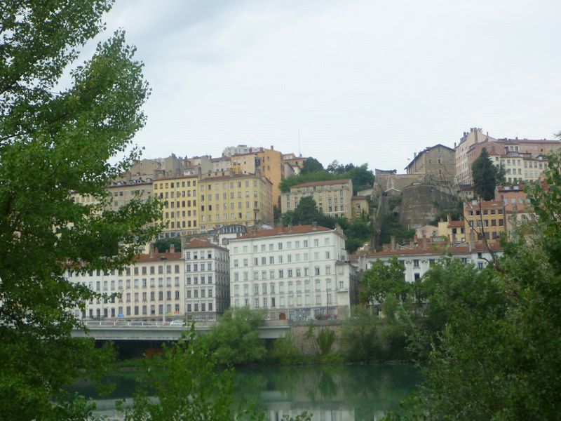 La croix rousse à Lyon, vue des quais du Rhône dite via-rhôna par des mecs qui ne sont meme pas foutu de la baliser