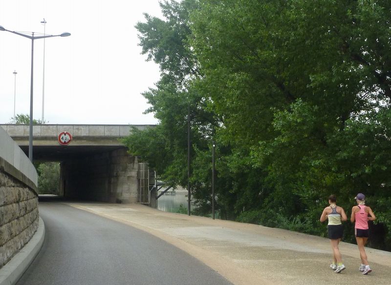 Joggeuse sur les quais de la via-rhona de lyon en 2010