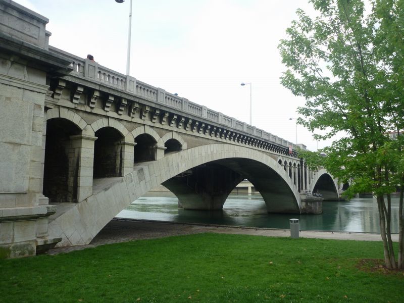 Pont de .. sur les quais à Lyon, la via rhöna continue