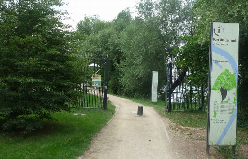 La via rhôna arrive sans crier gare devant les grilles du parc de Gerland ..