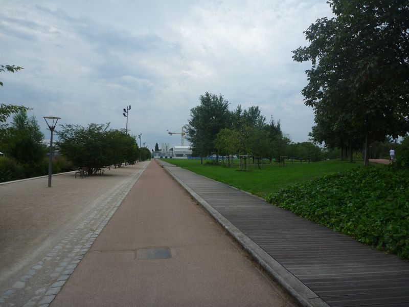 Le parc de Gerland, .. interdit aux vélos..