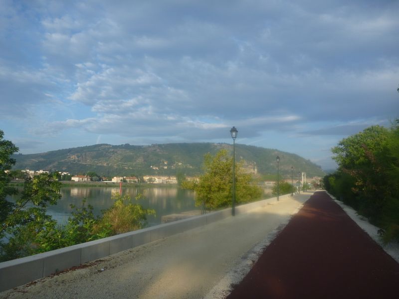 La via rhona à Tain l'hermitage : belle piste, mais je n'ose même pas imaginer le bordel couvré qui va y regnier le dimanche apres-midi
