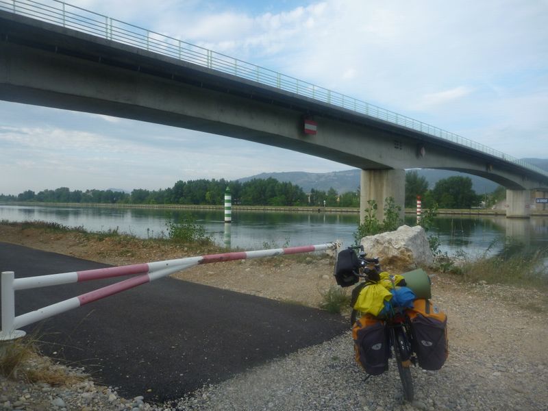 La via rhona passe sous le pont mennat a la roche de Glun : mais en sept 2010, attention elle se termine 2 km plus loin, voyageurs vers la mer, passer plutot sur le pont