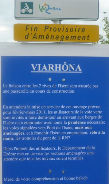 Panneau expliquant qu'il faut faire demi tour sur la via rhona apres la Roche de Glun en 2010 : Grrrrrr..