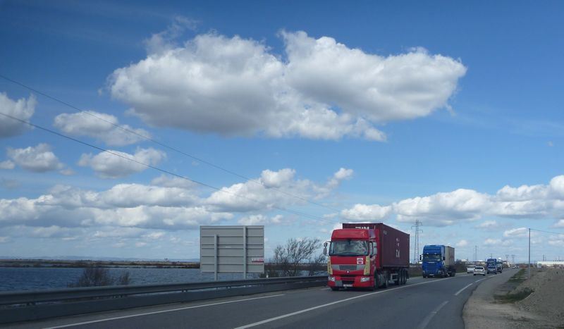 Circulation dingue des trucks et camions sortant de la zone de Fos sur mer sur la D 268 bouches du Rhone