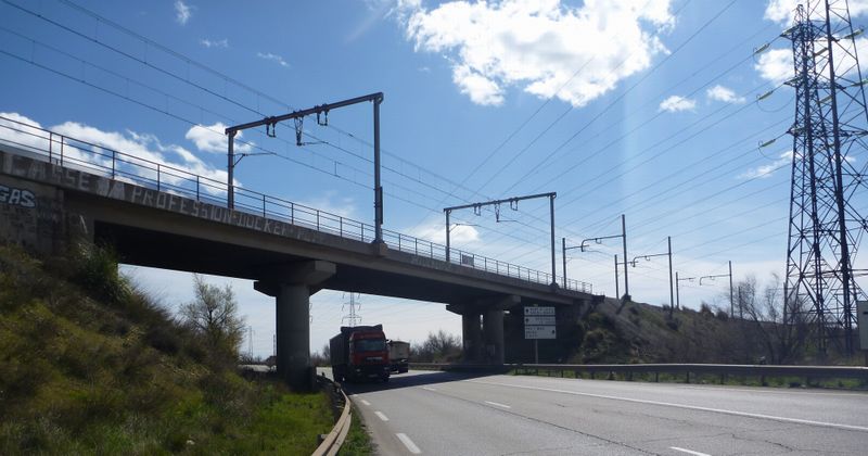 Passage mortel à bicyclette sous le pont chemin de fer sur la D 268 bouches du Rhône