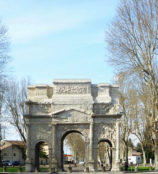 Arc de troiomphe d'orande sortie de la ville vers le Nord et la Rn 7 en 2010