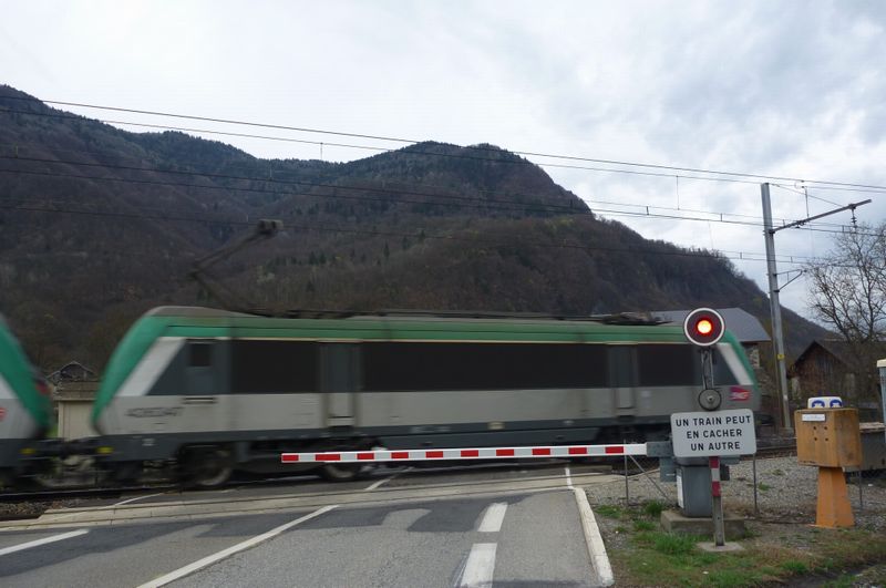 Train du matin stoppe mais n'arrête pas le pélerin à Aiton en 2010
