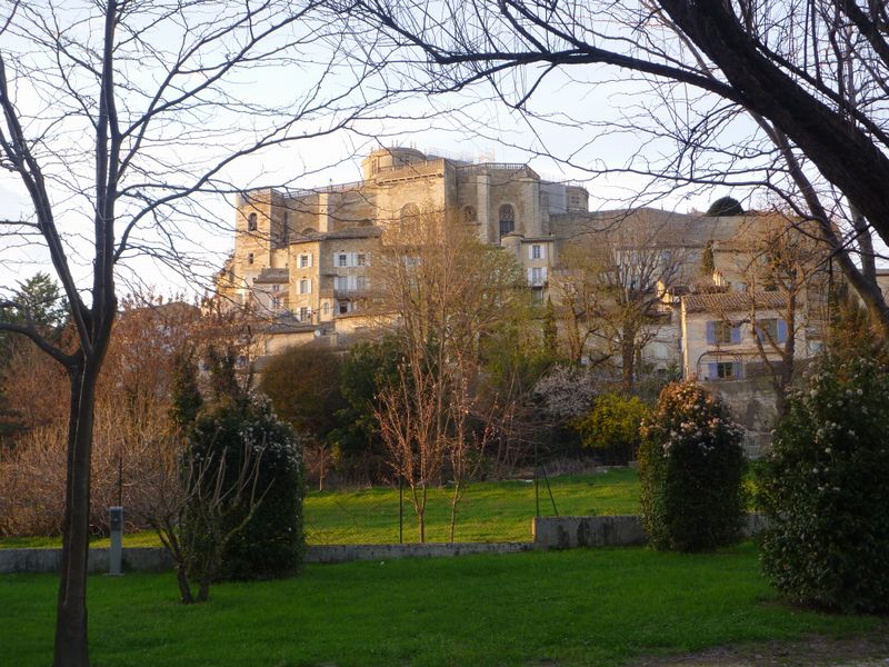 Le château de Grignan un soir d'avril 2010 à la tombée de la nuit, vue du camping municipal