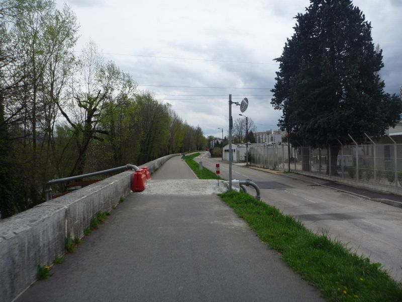 Ralentisseurs à gaz sur la piste cyclable le long de l'isere à Grenoble