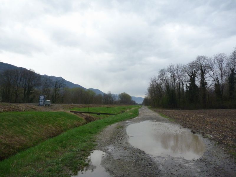 Chemin parallèle à la route et au chemin de fer vers le Cheylas 