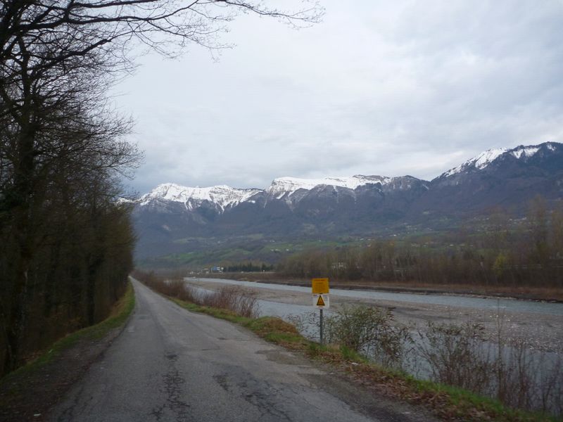 Petite route le long de l'isere à la sortie de Gilly, en vue du massif des bauges