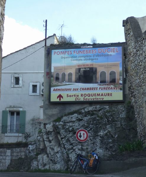 Situé à Roquemaure peu avant un carrefour dangereux, le panneau pompes funèbres Duciel : cela ne s'invente pas ..