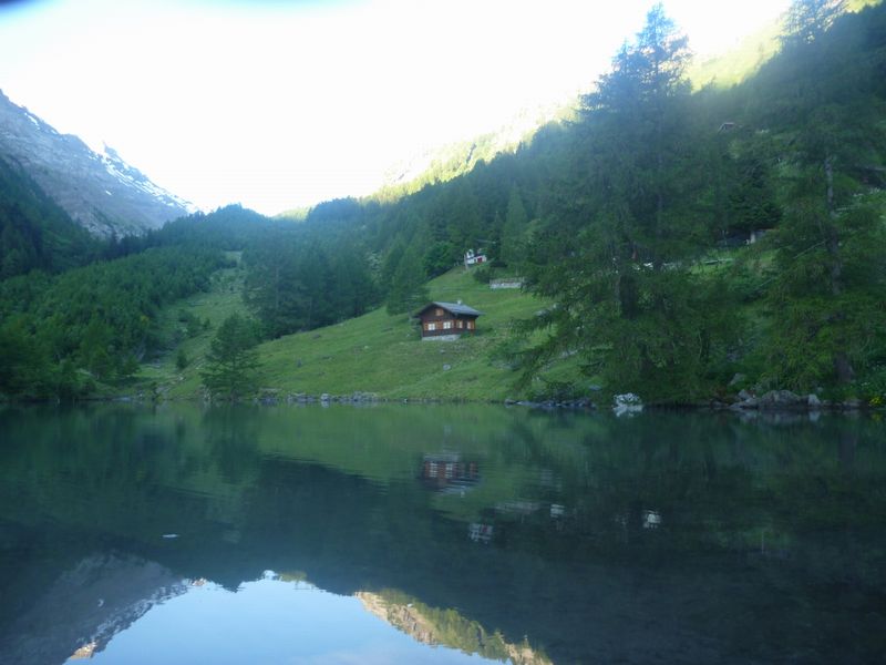 Le Claudio de la Faverges seul devant le miroir du lac de Derborence en juin 2011