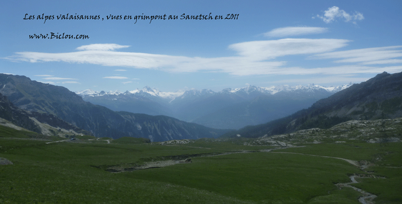 Vue des alpes suisses au dessus de Sion en juin 2011