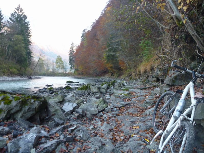 Chemin VTT arrivant les pieds dans l'eau, heureusement c'est marée basse en Arve