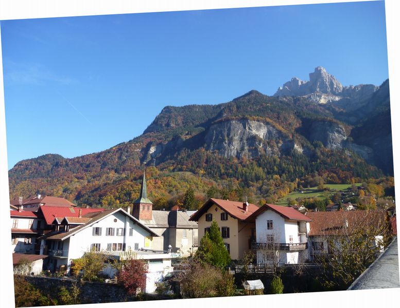 Le village de st martin de sallanches, au pied de la pointe de Varan en 2011
