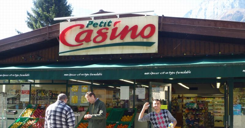 Mais le petit Casino de Magland est bien ouvert lui en nov 2011 ..