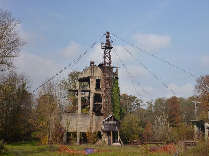 Reste d'une industrie gravière en vallée d'Arve..
