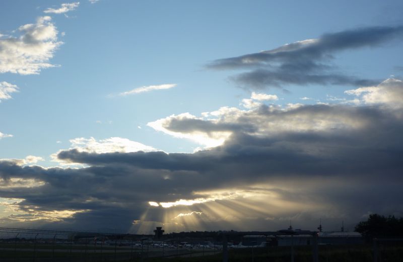 Sun rise on Geneva airport un matin de 2011