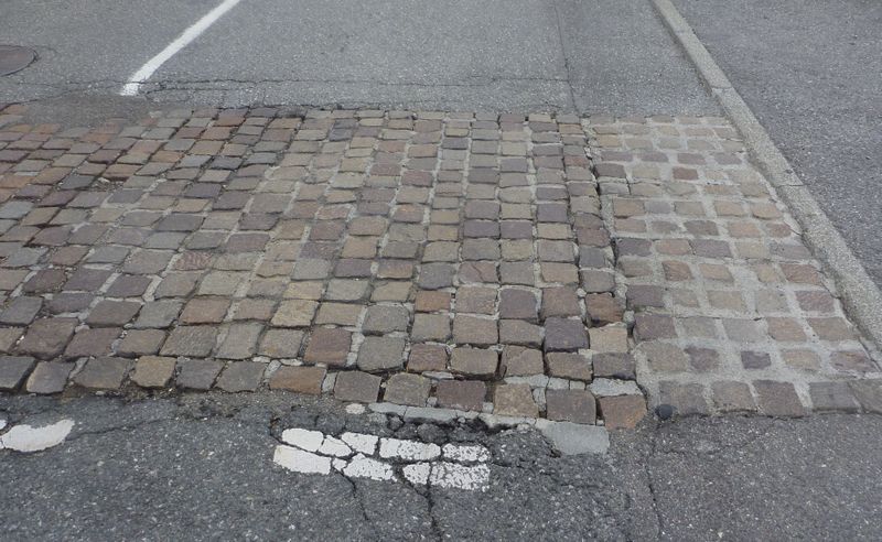Comme la plupart des zones pavées, celle de Perrignier est démontée par le temps et les camions
