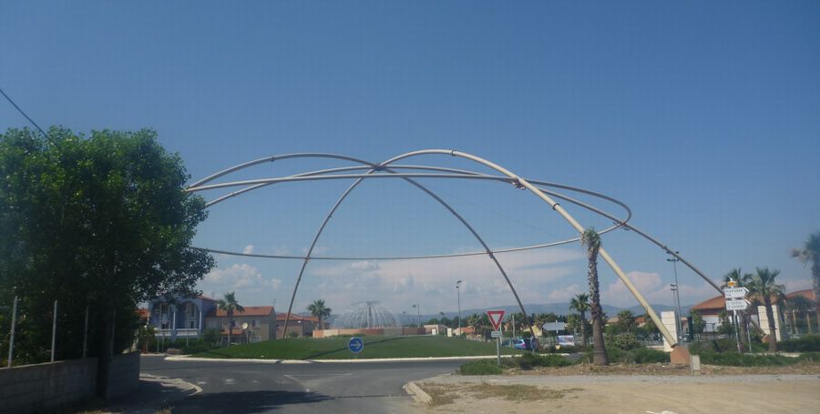 Rond point original vu à Rivesaltes en mai 2011