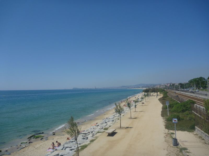 Plages de la Costa Brava en mai 2011 entre chemin de fer et mer