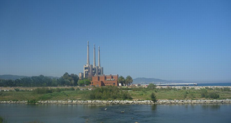 Centrale éléctrique thermique de Badalona peu avant Barcelone en 2011