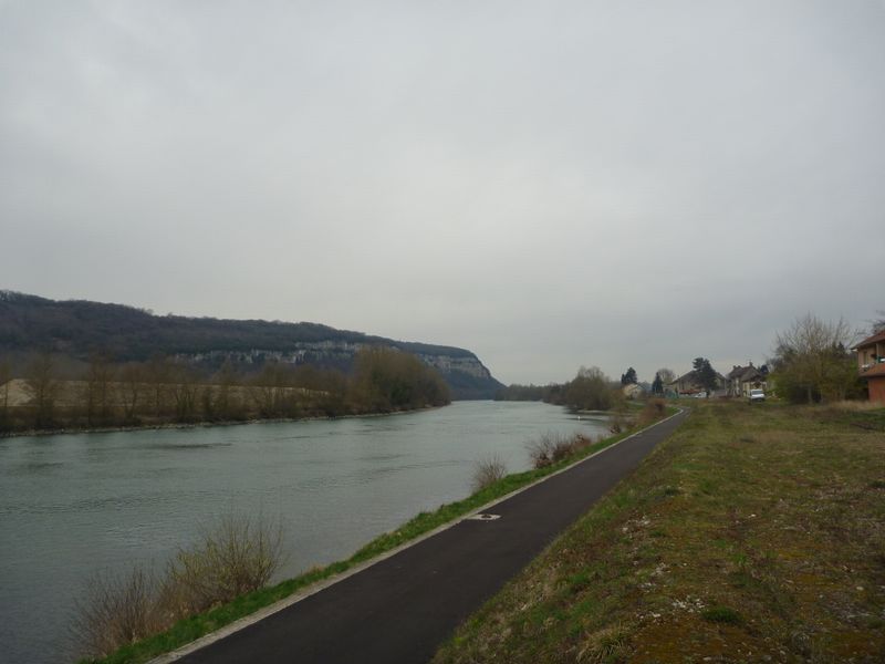 La piste dite cyclable Via Rhona le long du Rhône, devant la gare de Saut Brénaz en 2011