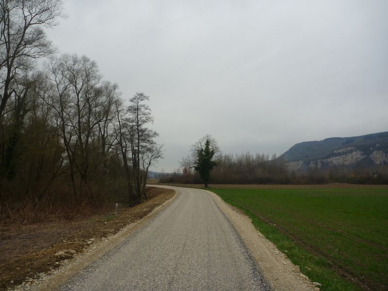 c'est vraiment graviers, sur la via rhona à saut Brenaz peu importe pour les randonneurs, mais les couraillons qu'en diront-on tonton ?