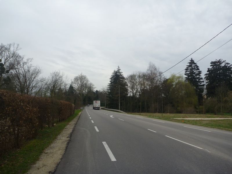 La voie dite verte de la via Rhona débouche sur la D.. au rond point de Lagnieu, belles bandes cyclables
