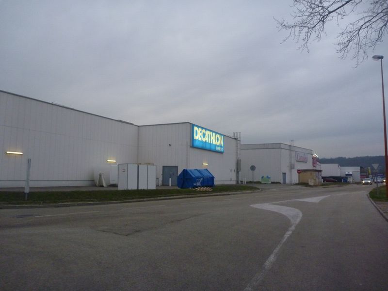 Par ce chemin along le canal on arrive a Decathlon de Beynost